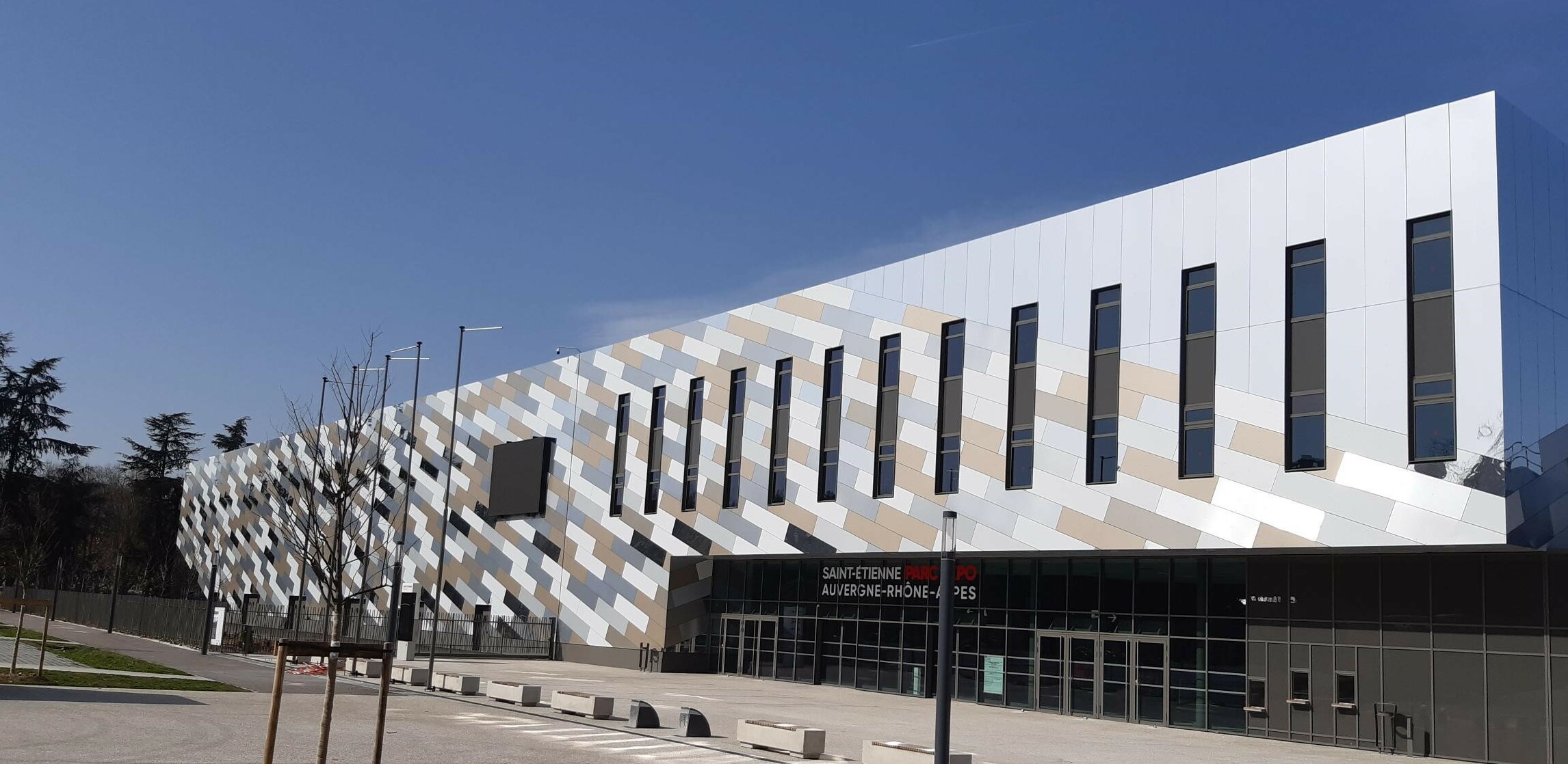 Les façades des halls A et B du parc des expositions de Lyon sont constituées d’un bardage mêlant parements en aluminium composite posés de manière oblique et de cassettes métalliques polymiroir. 