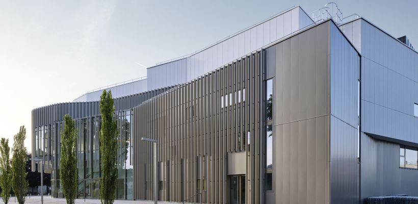 Le bâtiment associe plusieurs types de parement de bardage faisant évoluer la façade au fil de la journée.