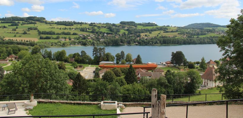 Le musée se situe au carrefour entre le village et le lac. 