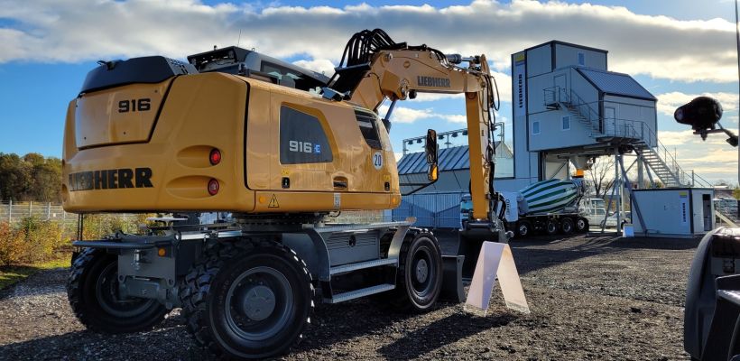 La Liebherr A 916 E est la première pelle sur pneus du constructeur.