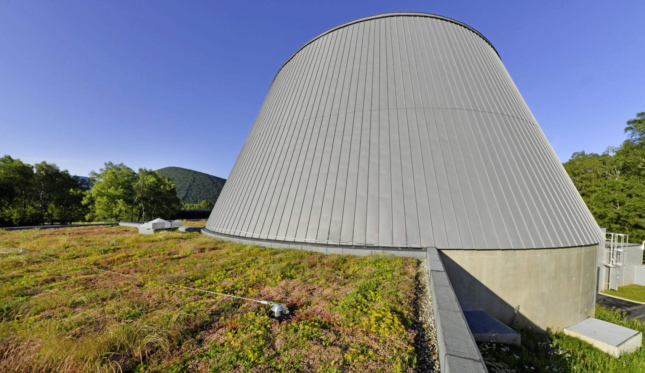 Le planeéarium se distingue notamment par une coiffe recouverte de zinc et dont la volumétrie renvoie aux volcans voisins. 