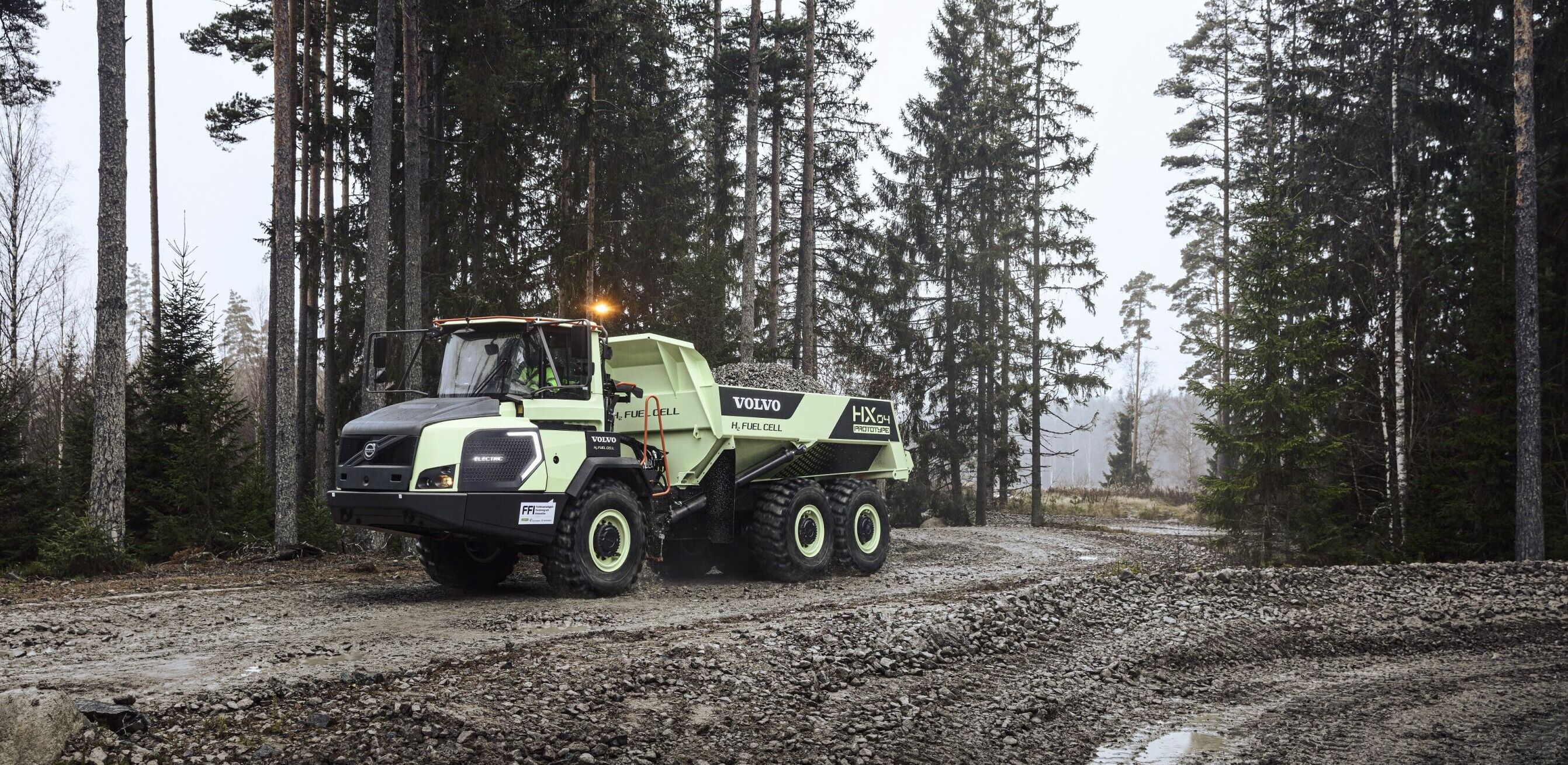 Le prototype du tombereau articulé HX04 est motorisé par une pile à hydrogène.