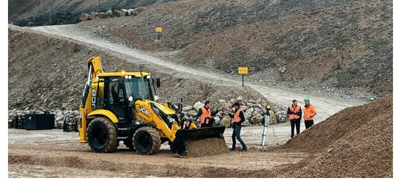 L’activation simplifiée de l'attache rapide de la pelle et de nouveaux pneumatiques Michelin Power CL de 20 pouces sont proposées en option sur les modèles JCB 3CX et 3CX Plus.