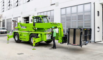 Il suffit à l'opérateur de sélectionner le mode "alimentation électrique" pour que le chariot élévateur tout terrain se transforme en machine "O" émissions sur site. 