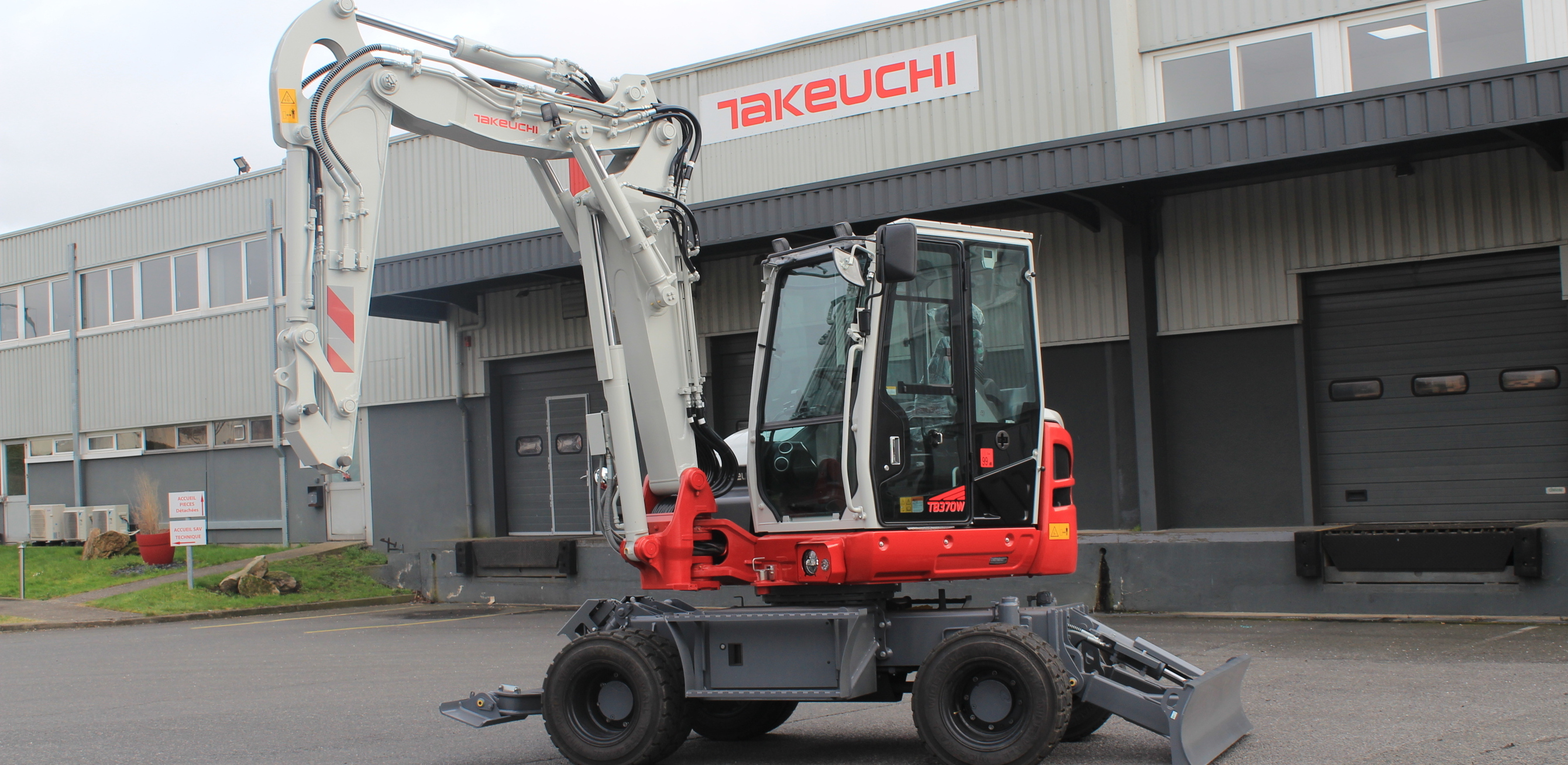 Disponible en version standard équipée d’une flèche monobloc, la pelle compacte Takeuchi TB370 W est également déclinée en version volée variable afin de répondre à toutes les demandes. 