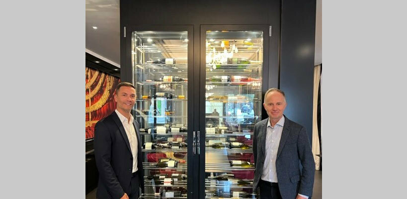 Nicolas Basson, Directeur d’Avintage Sur Mesure et Didier Grychta, Président de FRIO Groupe à la Villa Haussmann devant la cave à vin sur mesure réalisée pour le célèbre hôtel/restaurant Parisien.