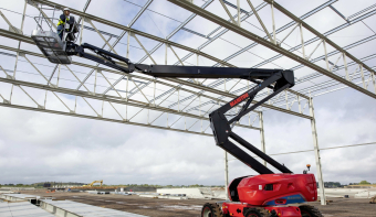 Manitou compte à son catalogue quatre modèles articulés à batterie. Toutes catégories de nacelles confondues, une machine sur deux vendues par Manitou est électrique.