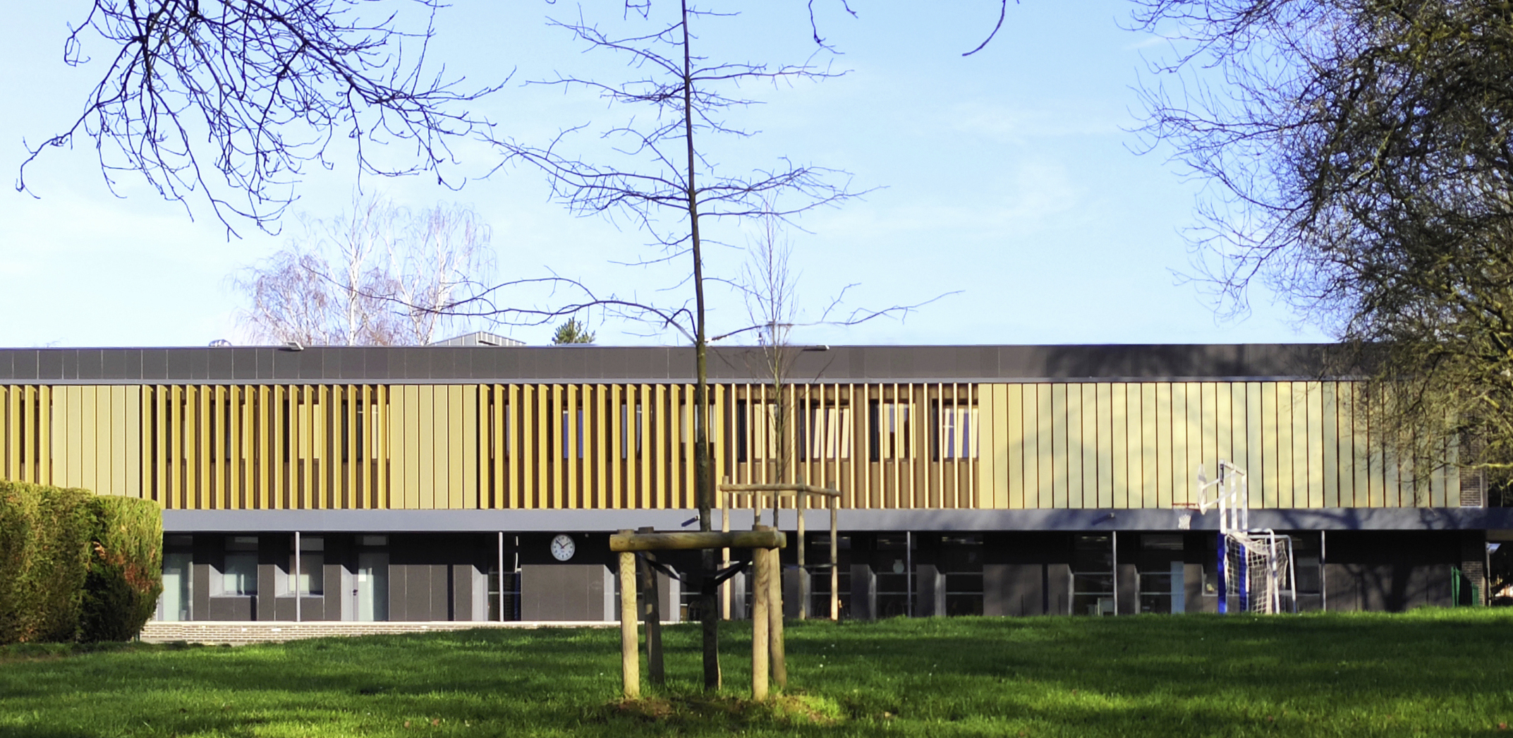 Les brise-soleils mobiles verticaux mis en œuvre dans le cadre de la rénovation de l’école élémentaire Kléber à Fâches-Thumesnil (59), ont été conçus en fonction de la course du soleil et de l’orientation de la façade, notamment pour bloquer les rayons lorsqu’ils sont bas à l’horizon. (Architecte : Charles Renard)