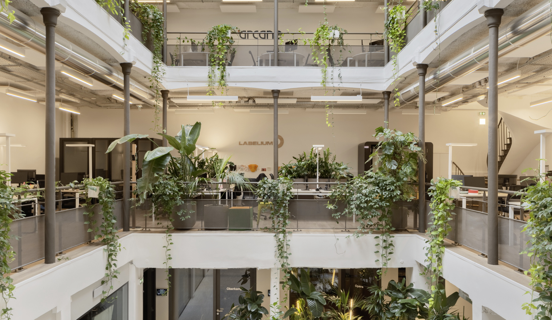 Organisés autour d'un immense puit de lumière central, les bureaux se répartissent sur plusieurs étages. 