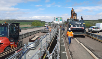 De fin mars à début juin, les glissières de sécurité centrales du Viaduc de Criquebeuf sont remplacés par les glissières en béton armé, sans interruption de circulation de l’A13. Pour se faire, le terre-plein central a été isolé. 