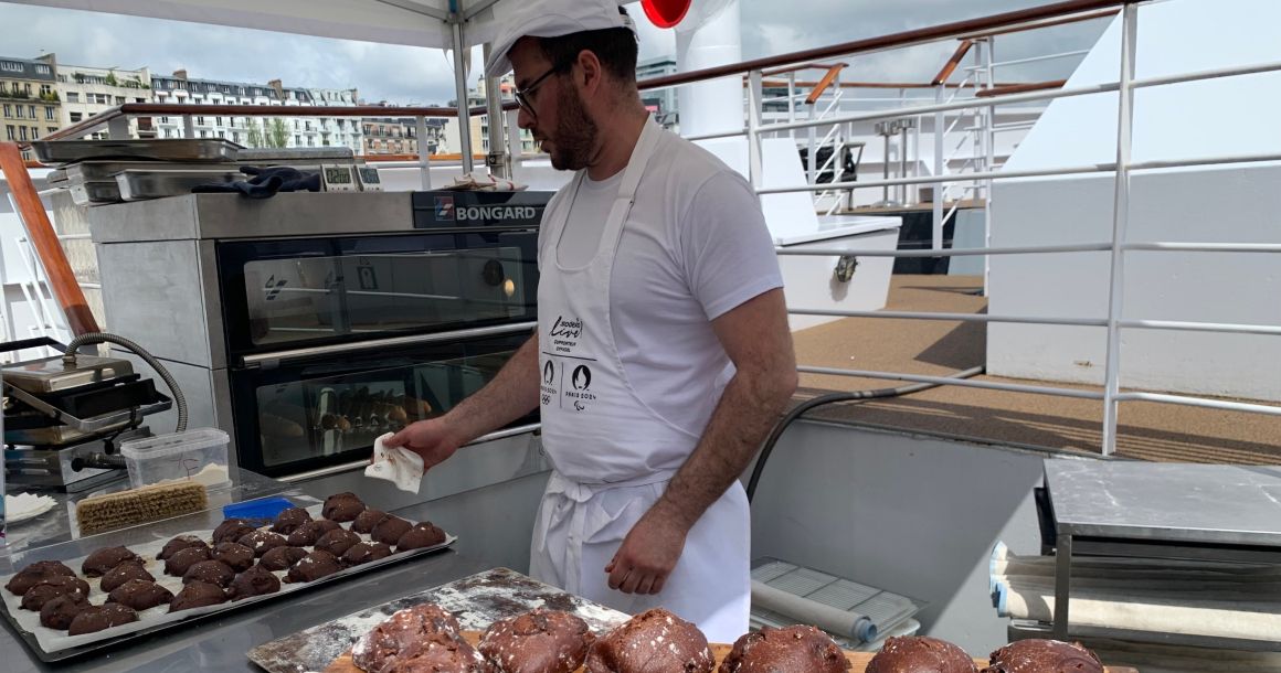 La boulangerie du Village de Saint-Denis assurera la fabrication des baguettes qui seront utilisées pour la confection des sandwiches et proposera également le fameux petit pain cacao, pain signature de Sodexo Live! pour les Jeux de Paris 2024.