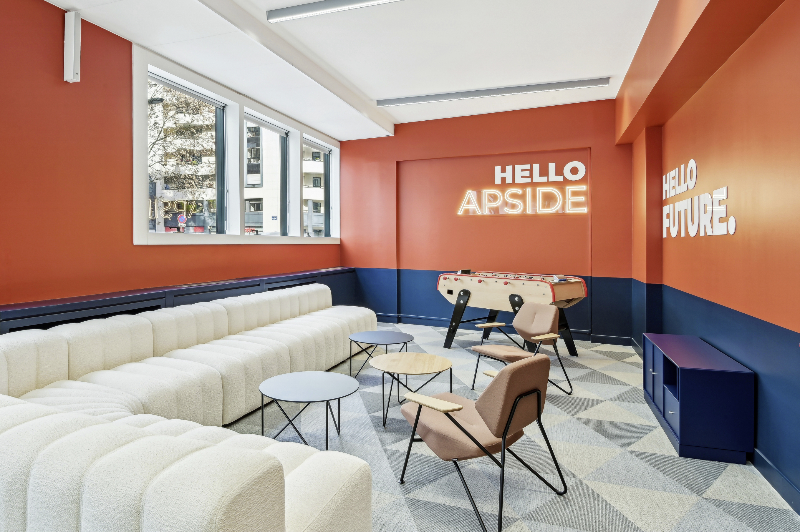 L’espace accueil du rez-de-chaussée donne le ton : les couleurs orange et bleu posent le cadre d’un aménagement épuré.