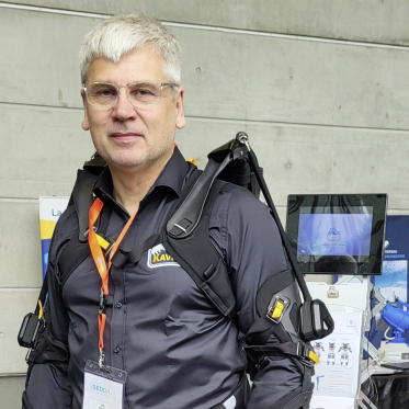 Frank David en pleine démonstration de l’exosquelette Uplift. 