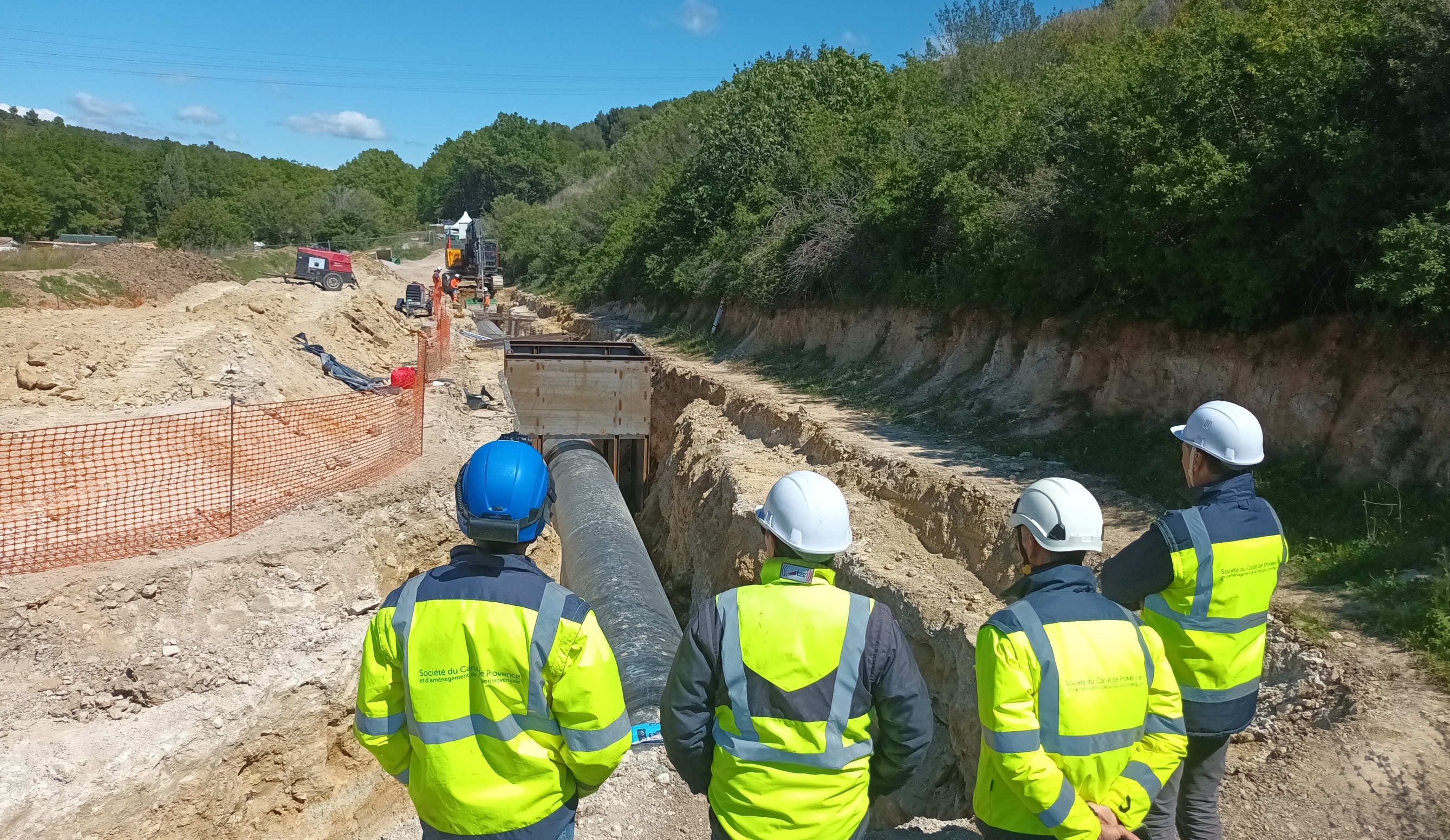 Entre Marseille et les Pennes-Mirabeau, la Société du canal de Provence a lancé un projet d’interconnexion de deux réseaux d’eau. Démarré durant l’automne 2023, la première phase du chantier prévoit le déploiement de 2,7 km de canalisations. Le chantier est divisé en trois lots. Le premier porte sur la pose de 1,7 km de tuyaux. La Sade réalise ces travaux avec des méthodes classiques.