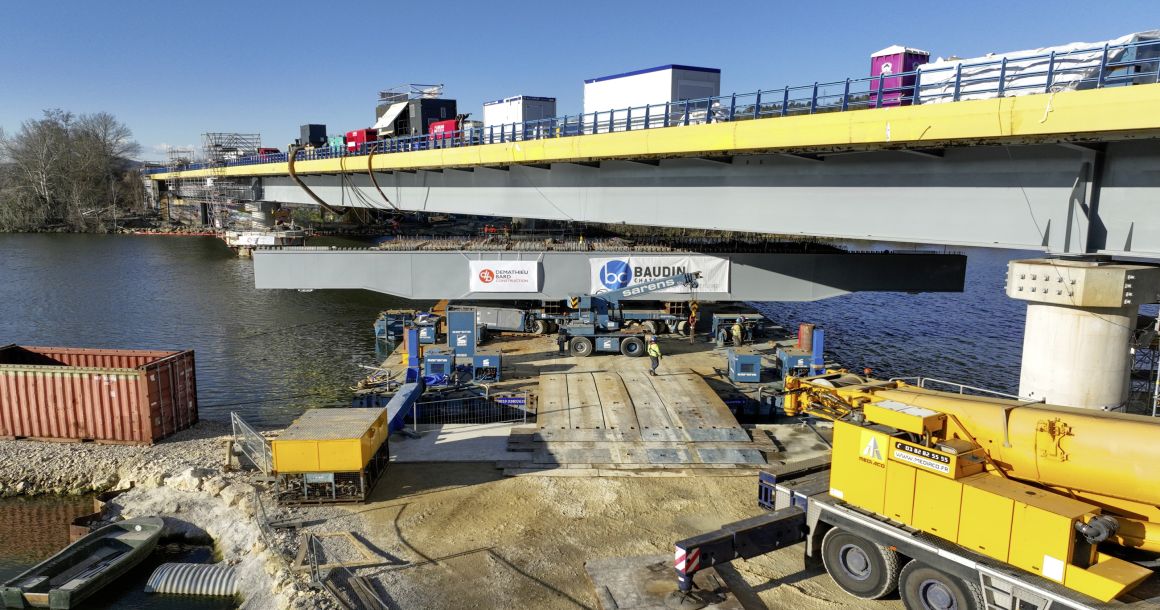 Le renforcement du viaduc d'Autreville a notamment nécessité l'installation de chevêtres entre les colonnes de la pile.