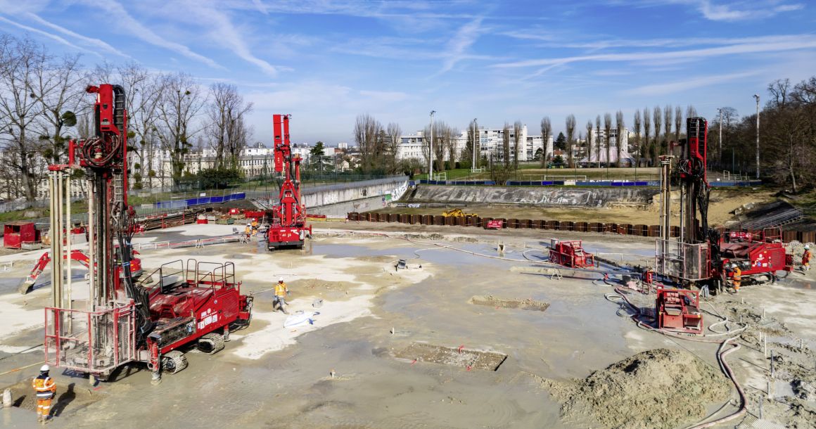 Trois ateliers de forage et une centrale de fabrication ont été mis en œuvre sur le site pour assurer la production attendue. 