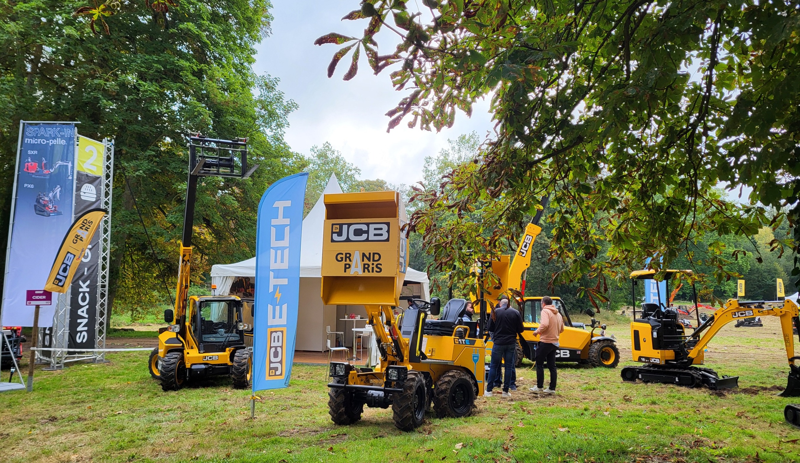 Le stand du concessionnaire JCB Île-de-France faisait la part belle aux références électriques du fabricant britannique.