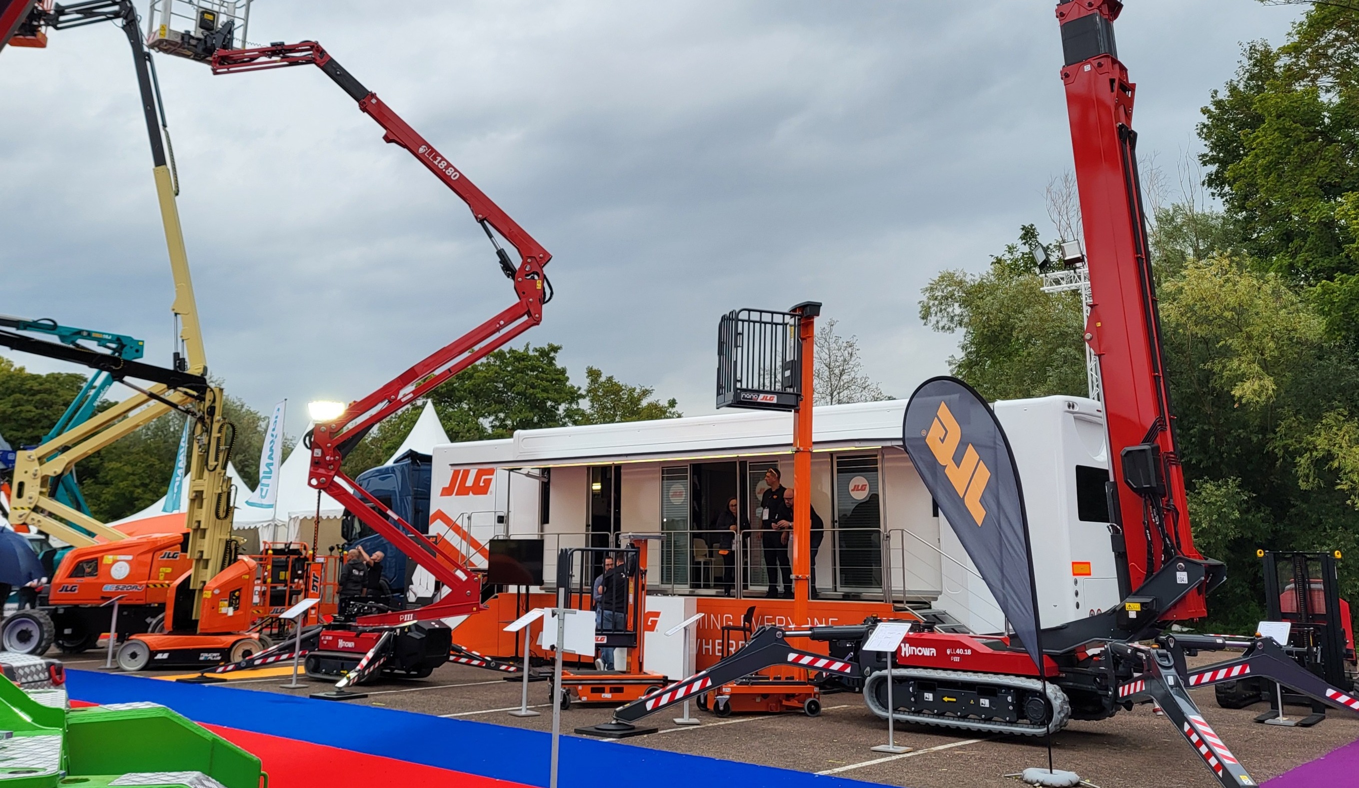 Autre première, JLG et Hinowa ont partagé le même stand. Les deux marques appartiennent aujourd'hui au groupe Oshkosh Corporation.