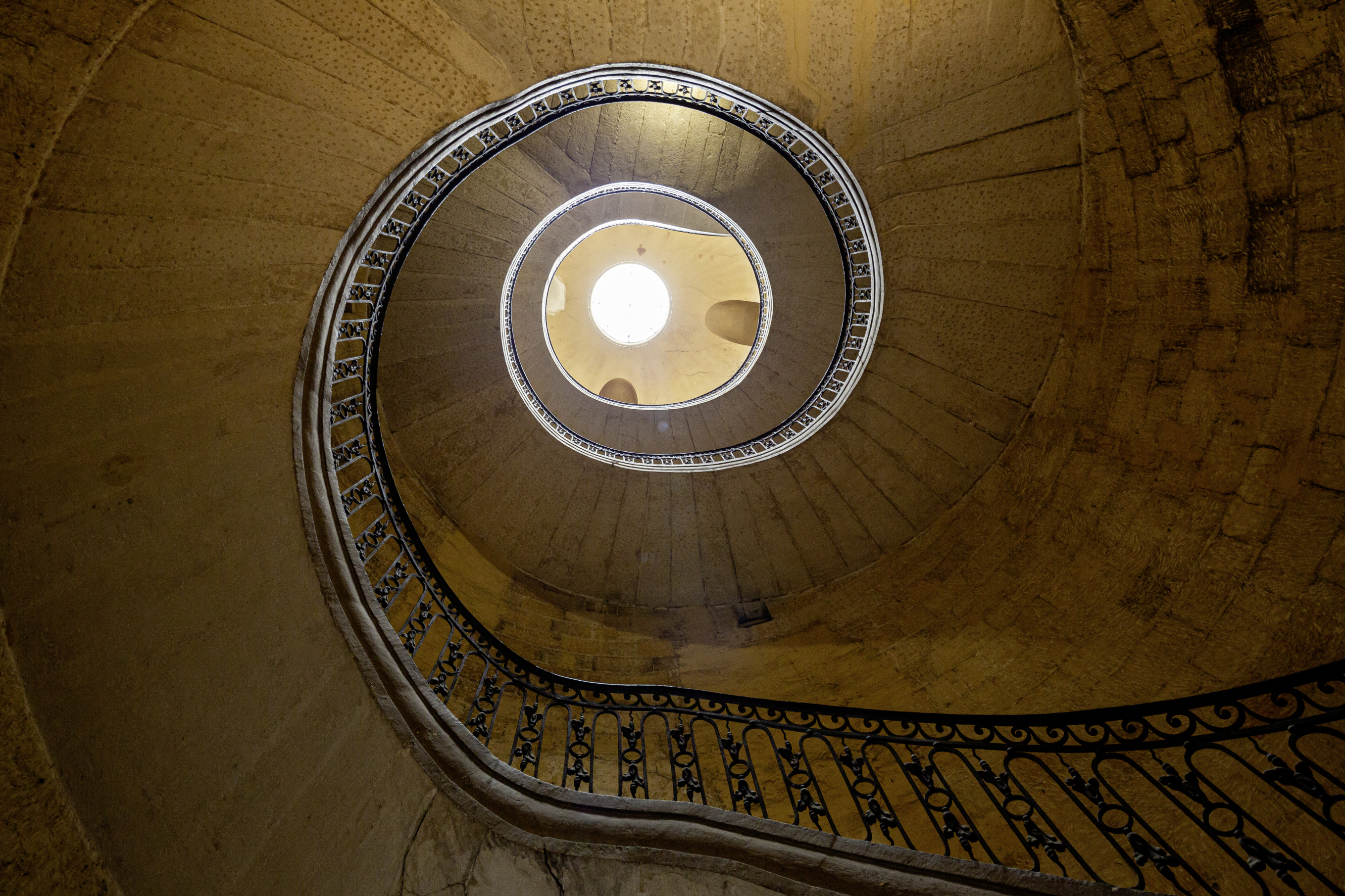 Le bâtiment de l'hôtel Boyer-Fonfrède est réputé pour son escalier monumental en spirale et sans appui. Un chef d'oeuvre architectural qui a fait l'admiration de l'empereur germanique, Joseph II, en visite à Bordeaux au 18e siècle.