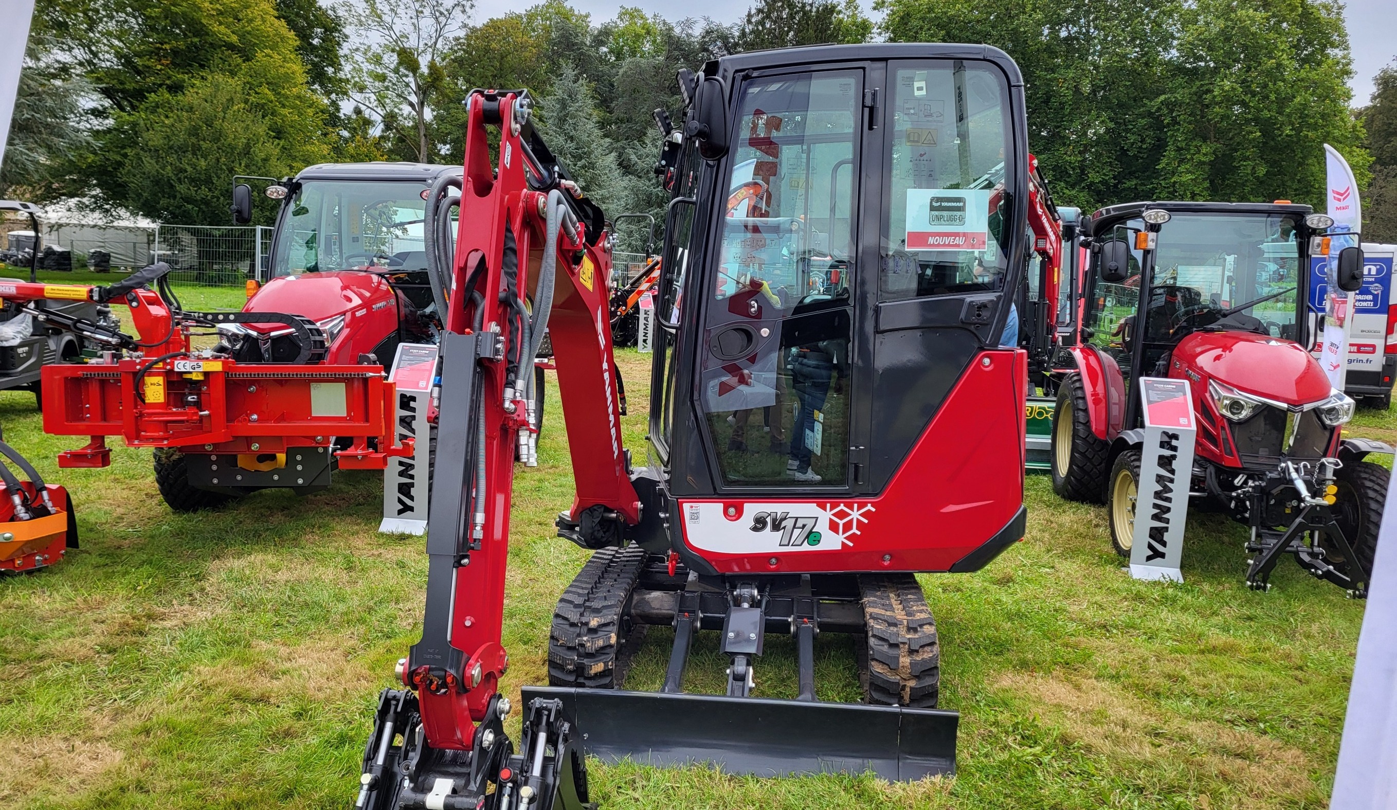 Plusieurs fabricants de matériels compacts avaient fait le déplacement, dont Yanmar avec sa mini-pelle électrique SV17e.