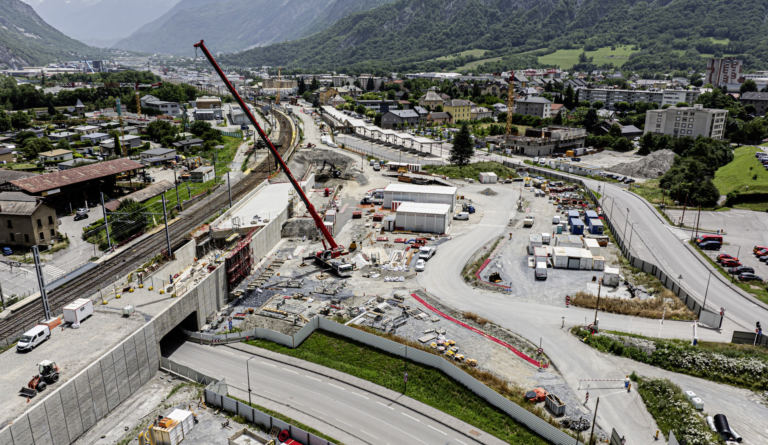 Le chantier de l’interconnexion ferroviaire de St-Jean-de- Maurienne s’insert dans un environnement contraint.