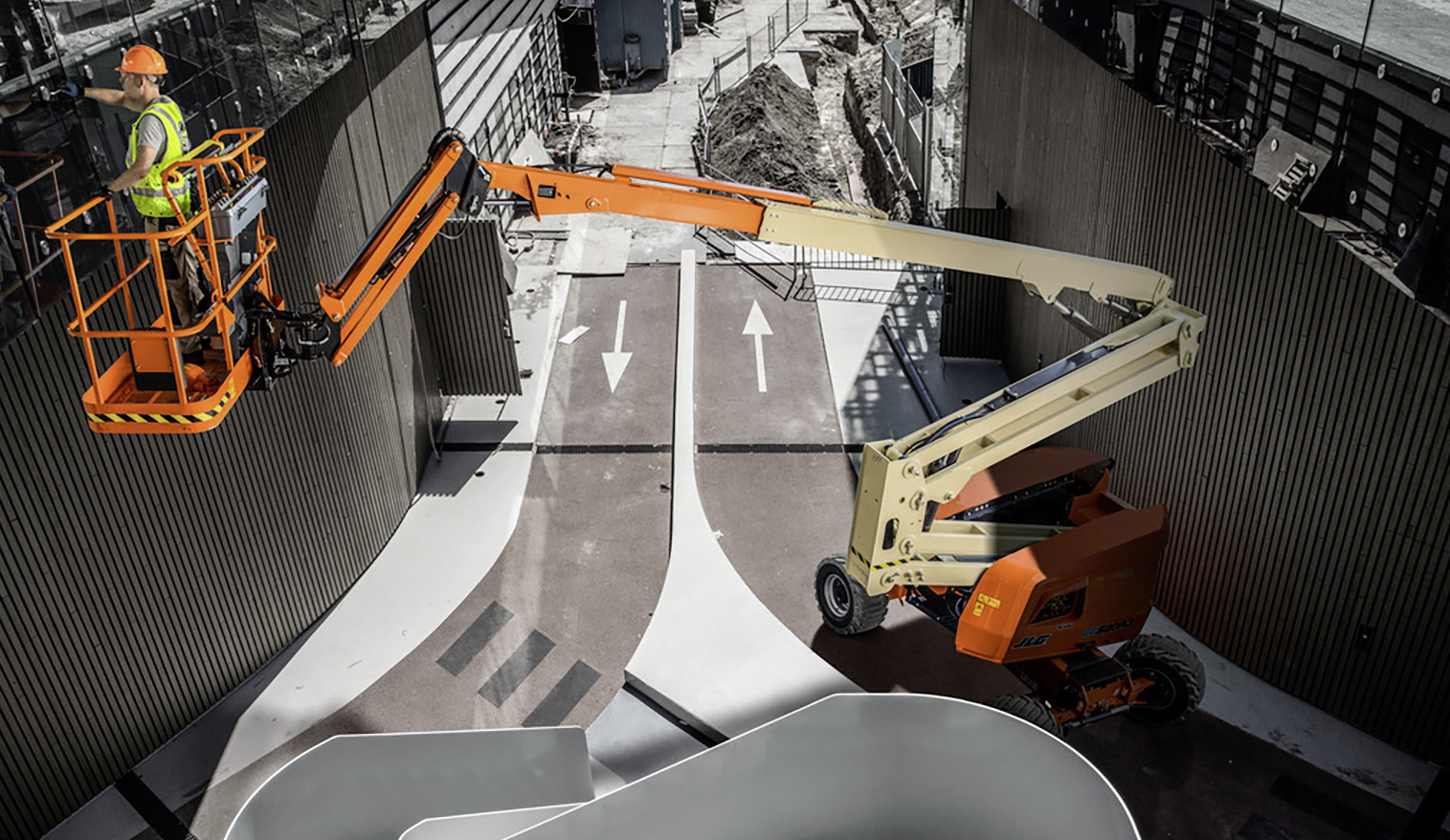 La nacelle électrique à flèche articulée EC520AJ était la principale attraction du stand JLG à Batimat.