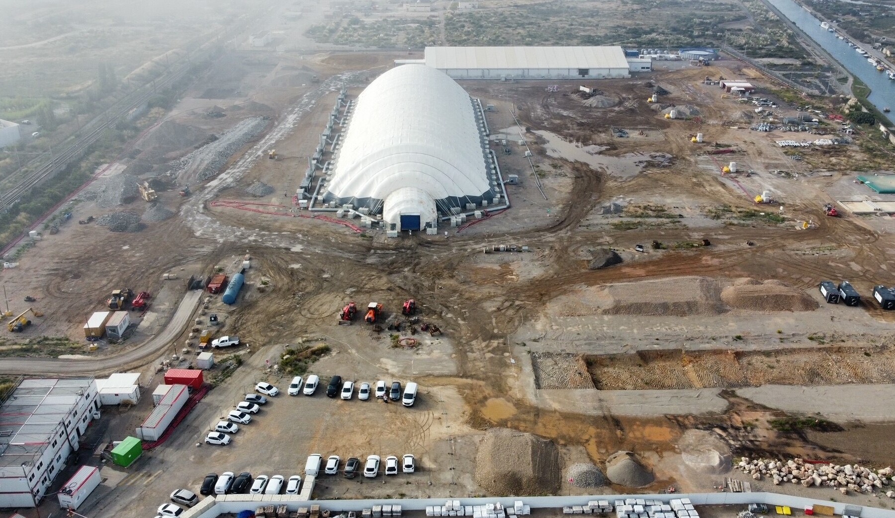 à Frontignan, le site de l’ancienne raffinerie Exxon Mobile accueille depuis 2022 l’un des plus grands chantiers de dépollution d’Europe. Pas moins de 170 000 m3 de terres contaminés par des hydrocarbures doivent être excavés et traités.