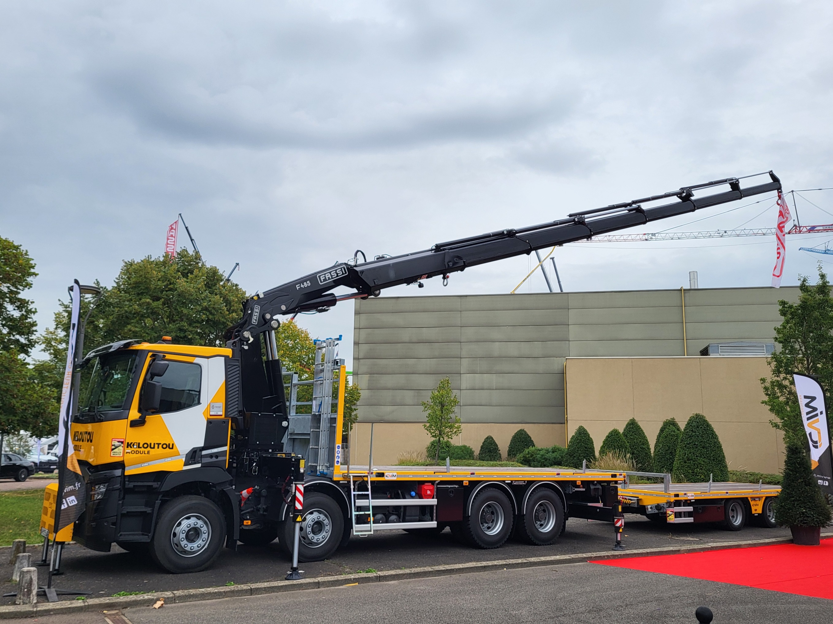 Exposé à l'entrée du salon, ce camion de Kiloutou Module combinait une grue Fassi F485A et un plateau du carrossier CVIM, une association destiné au transport de baraquements de chantier.