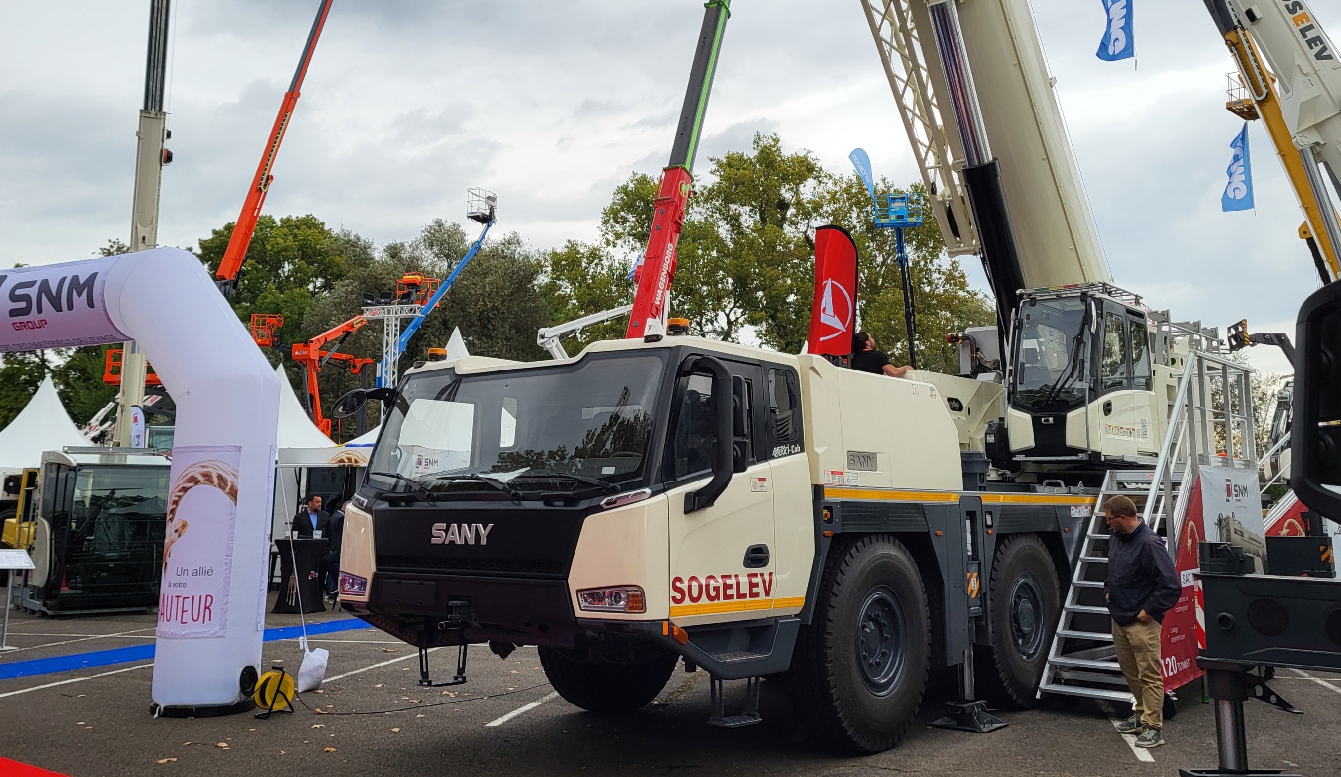 Pour la première fois, deux grues mobiles 