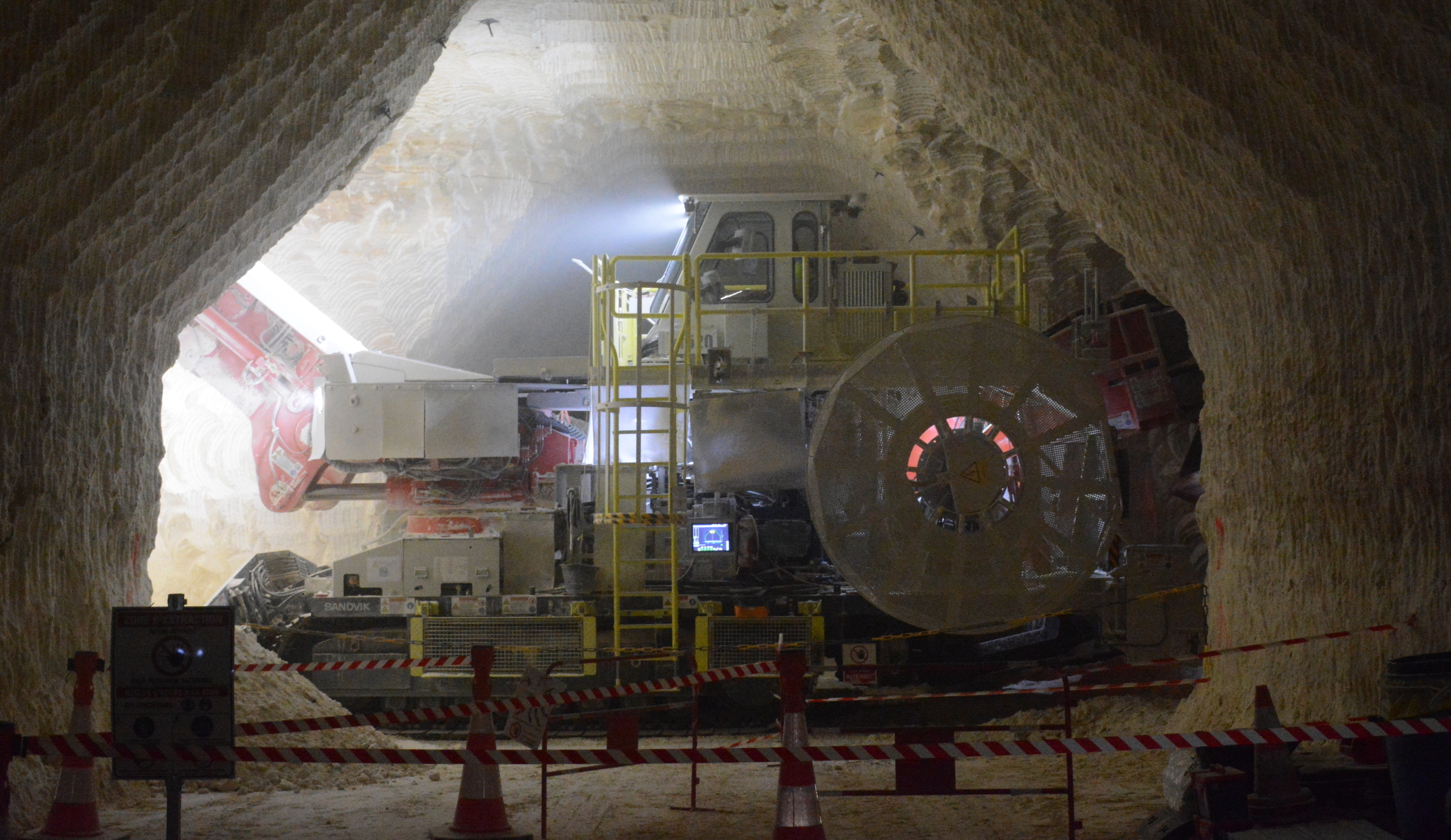 Depuis avril 2024, un MT520 de Sandvik est utilisé par Placo dans sa carrière souterraine de Cormeilles-en-Parisis. La machine est chargée de tracer les galeries dans le gypse.