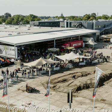 La gamme de produits s'est maintenant élargie avec une ligne complète de machines de compactage qui sont commercialisées sous deux marques : Giant et Samac. 