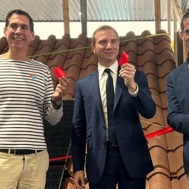 Inauguration de l'Académie de Lyon le 17 octobre 2024, (de gauche à droite) Eric Fihey, directeur de la Dualsun Académie, Alexandre Vincendet, Maire de Rillieux-la-Pape et Jérôme Mouterde, co-fondateur et Directeur Général de Dualsun.