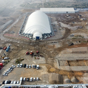 à Frontignan, le site de l’ancienne raffinerie Exxon Mobile accueille depuis 2022 l’un des plus grands chantiers de dépollution d’Europe. Pas moins de 170 000 m3 de terres contaminés par des hydrocarbures doivent être excavés et traités.