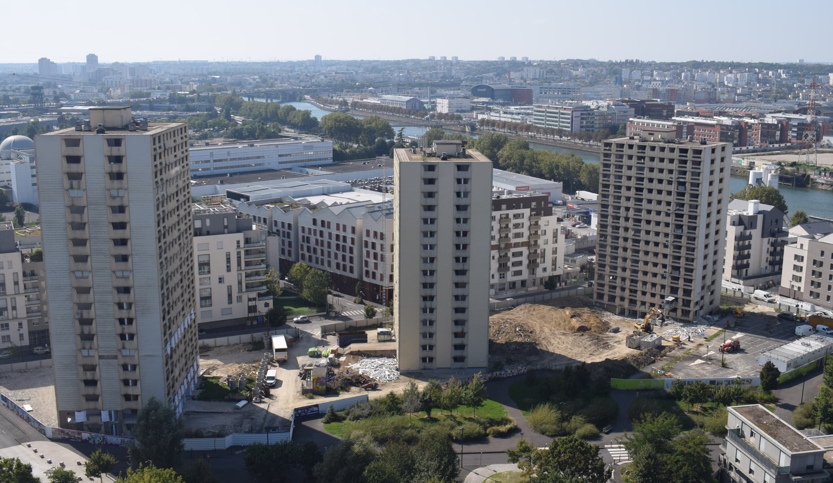 Situées à Alfortville, les tours Alouette abritaient 351 logements. La municipalité, l’Anru* et le bailleur Logial-Coop ont choisi de déconstruire ces immeubles devenus obsolètes.