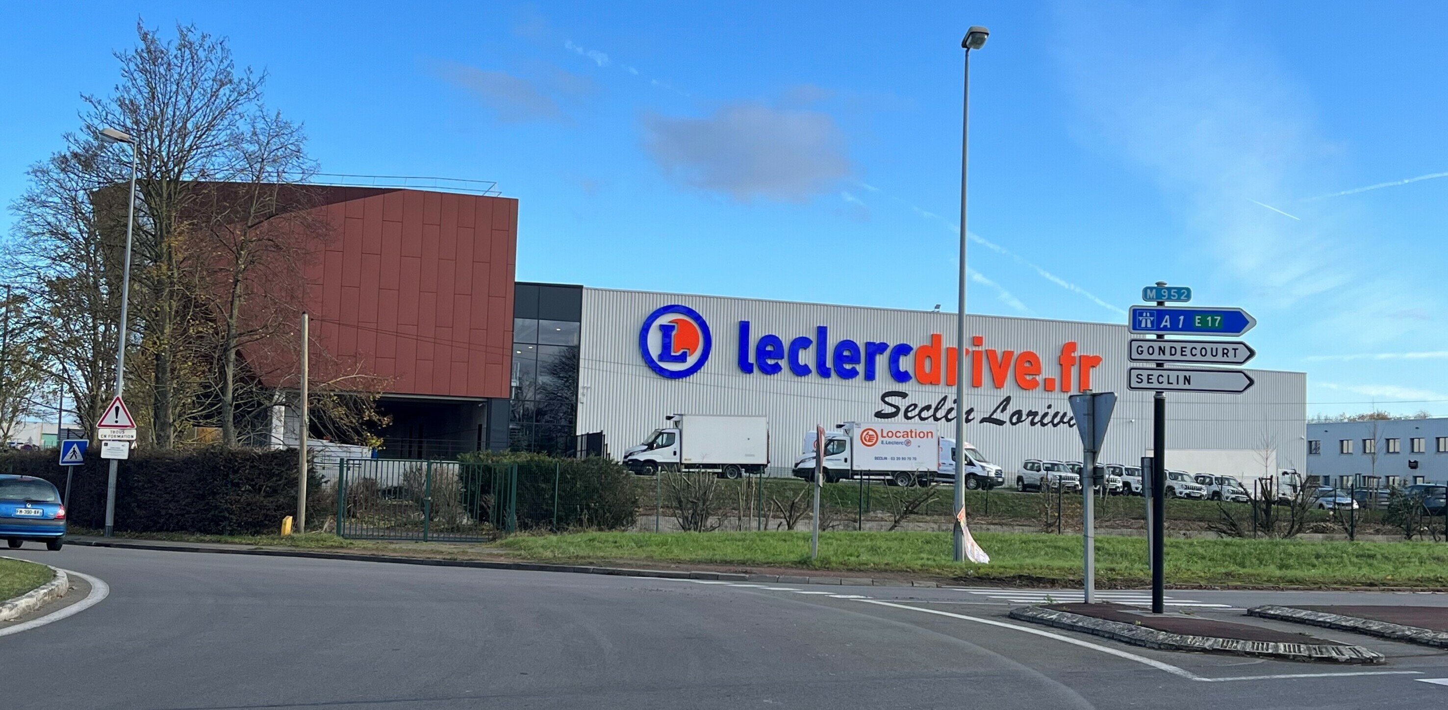 Le Drive est un entrepôt totalement désolidarisé du magasin principal. Situé dans une autre zone de chalandise, il permet aussi de capter un potentiel de clients plus grand. Sa partie droite, la moins haute, correspond au drive initial avant l’agrandissement. S’y trouve le stock à partir duquel est réalisé le picking et une chambre froide positive et négative. 