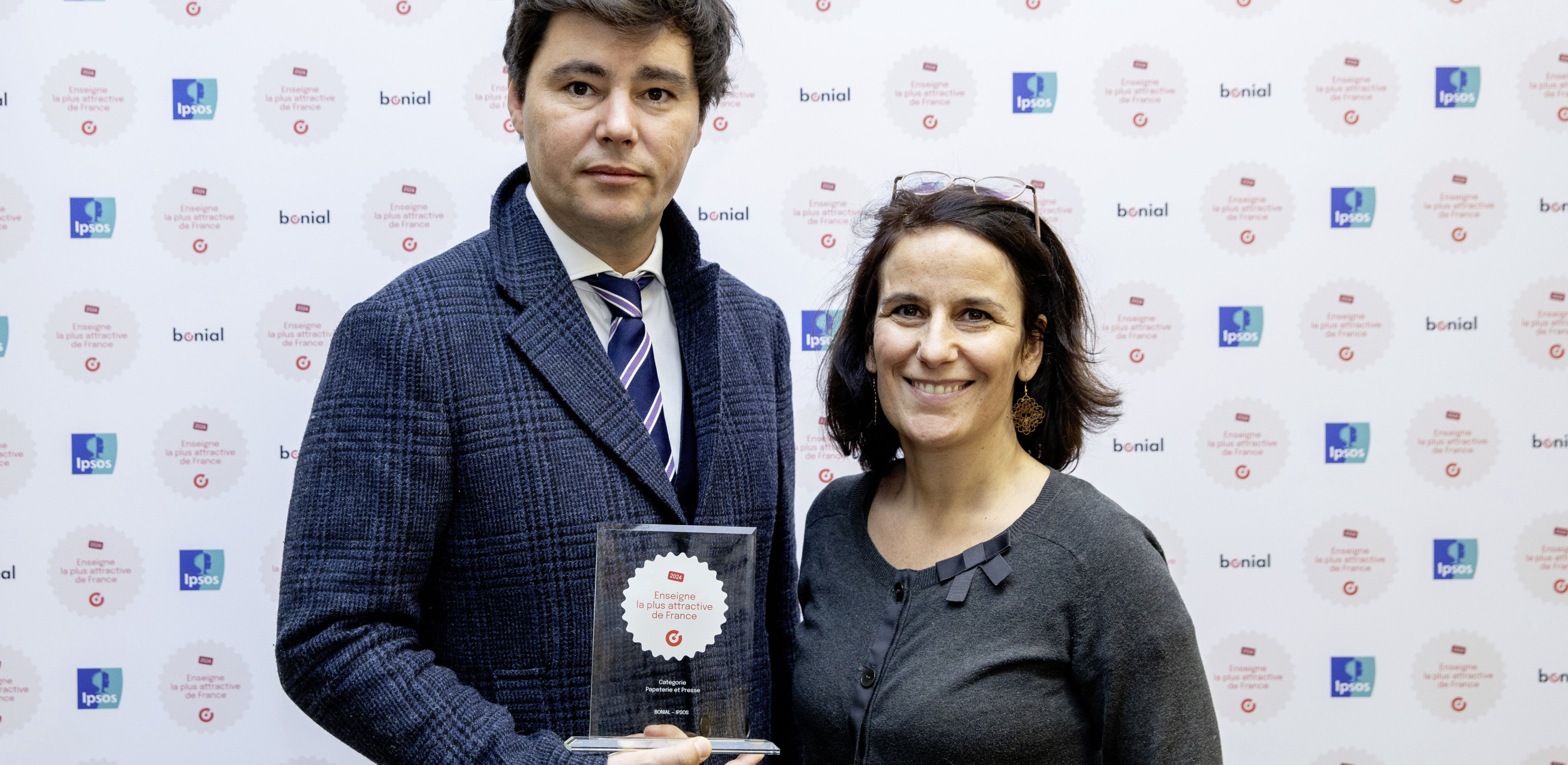 Adrien Peyroles, directeur général de Bureau Vallée, et Caroline Dupoizat, directrice marketing, expérience client et communication, lors du Bonial Day le 5 décembre 2024. 