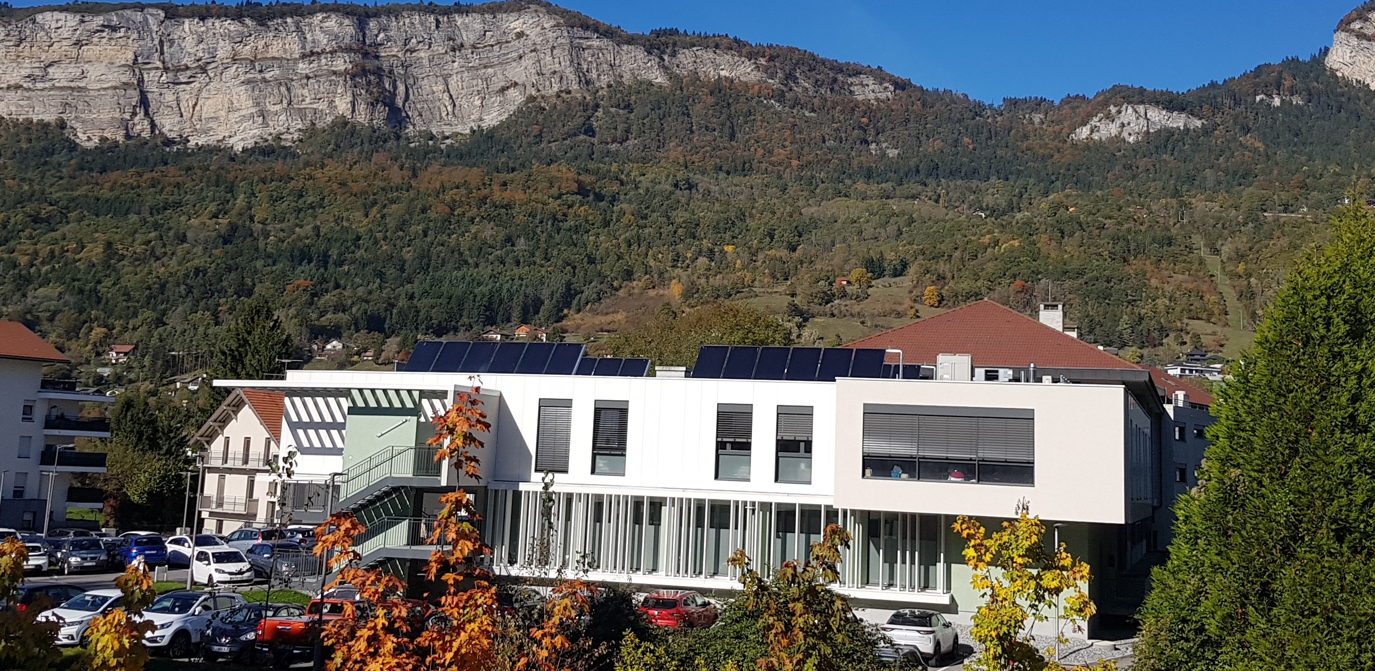 Sur l'hôpital Martel de Janville, à Bonneville (74), les panneaux solaires thermiques de Solisart.