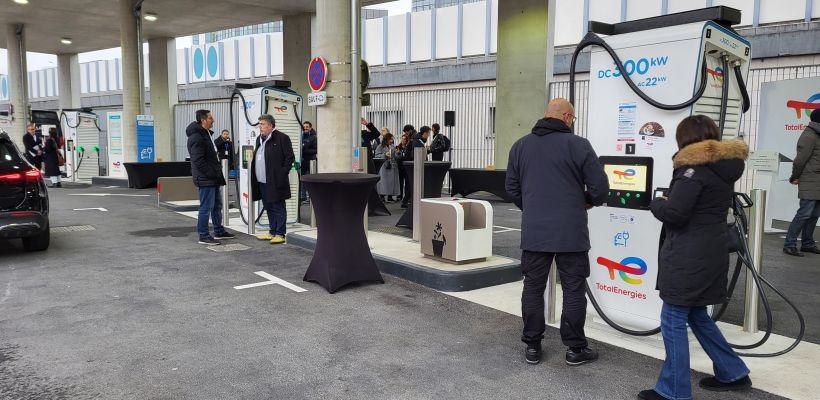 La station est équipé de 8 bornes de recharge hautes puissances... et c'est tout.