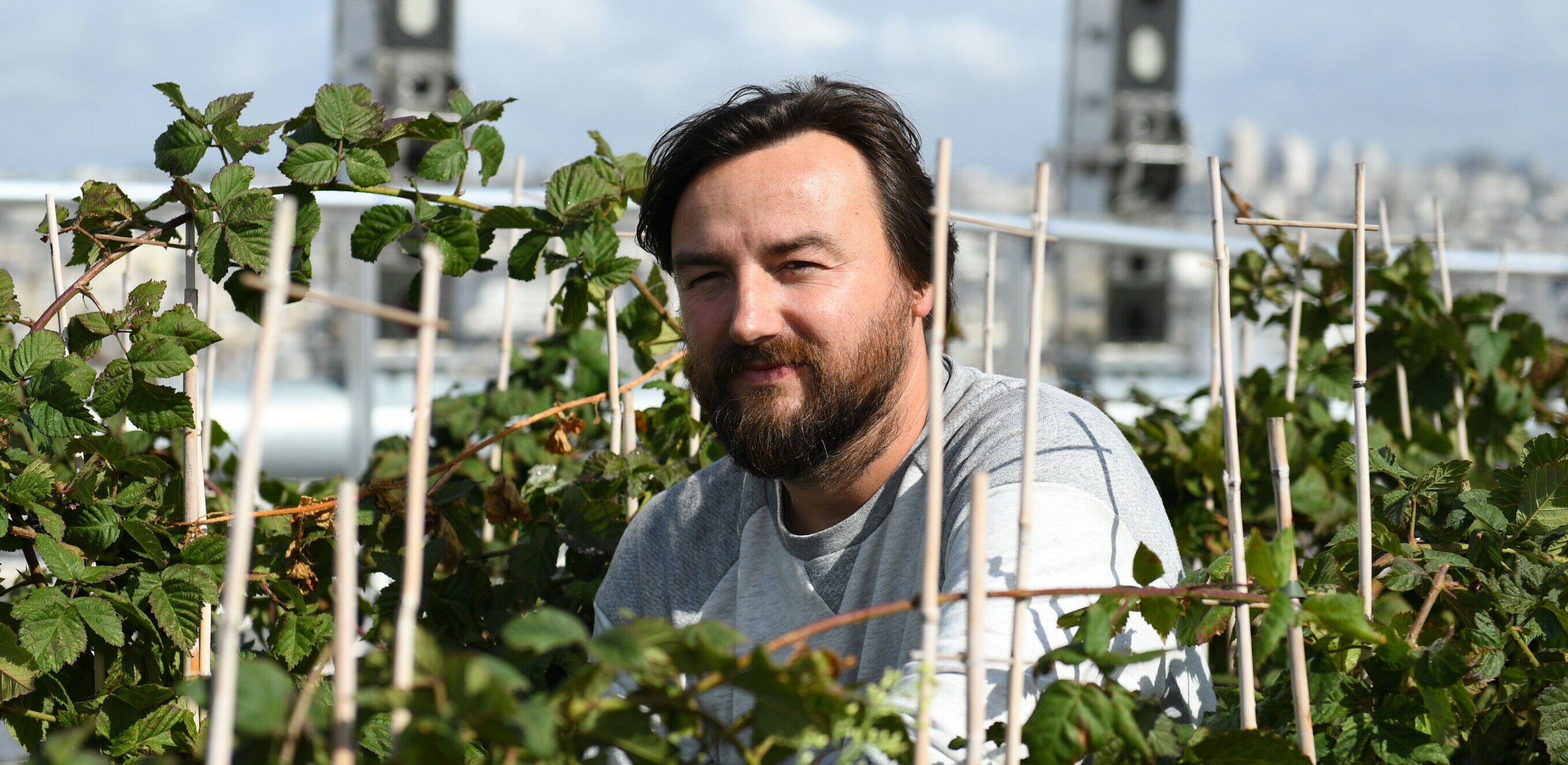 Frédéric Madre est non seulement président de l’Adivet depuis plus de deux ans mais également expert en biodiversité et végétalisation et chercheur associé au Muséum national d’histoire naturelle au sein duquel il a notamment soutenu sa thèse sur « biodiversité et bâtiments végétalisés : une approche multi-taxons en paysage urbain » en 2014. Il a également co-fondé Topager, entreprise spécialisée dans le paysage urbain comestible et sauvage.