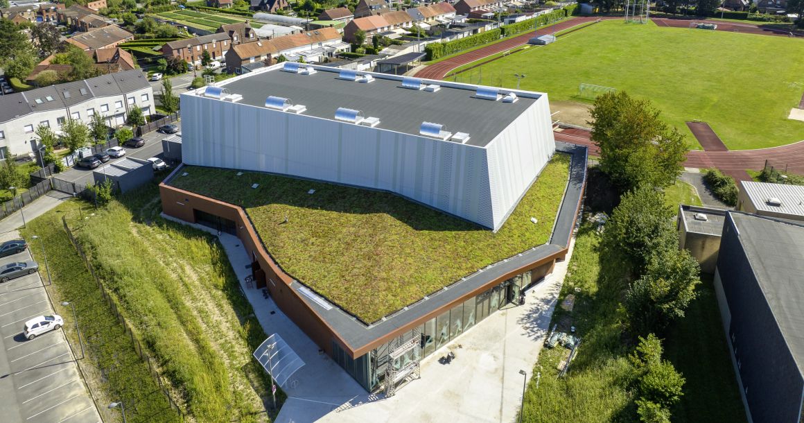 La toiture végétalisée intègre le bâtiment dans son environnement. 