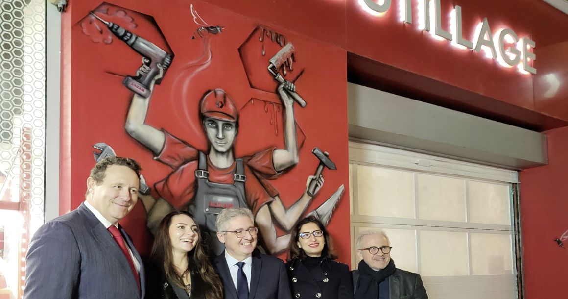 Les cadres de Loxam France et l'artiste fêtent la nouvelle fresque du Loxam City République.