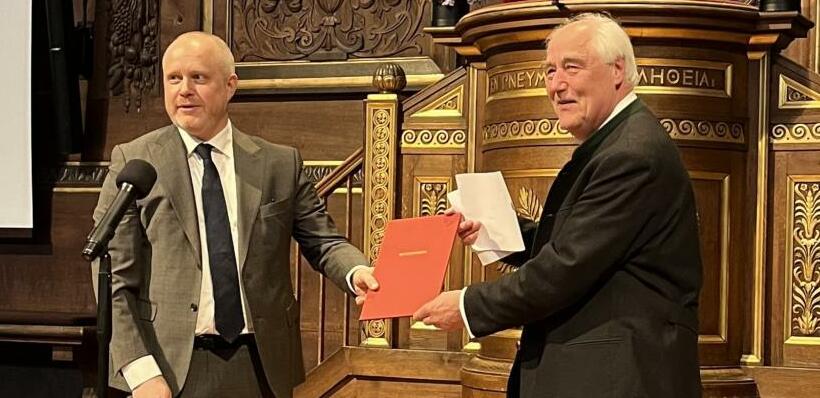 Hervé This a reçu le prix Sonning des mains du recteur de l'université de Copenhague.