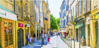 Commerces, restaurants, écoles... : le tertiaire recoupe des réalités très différentes.