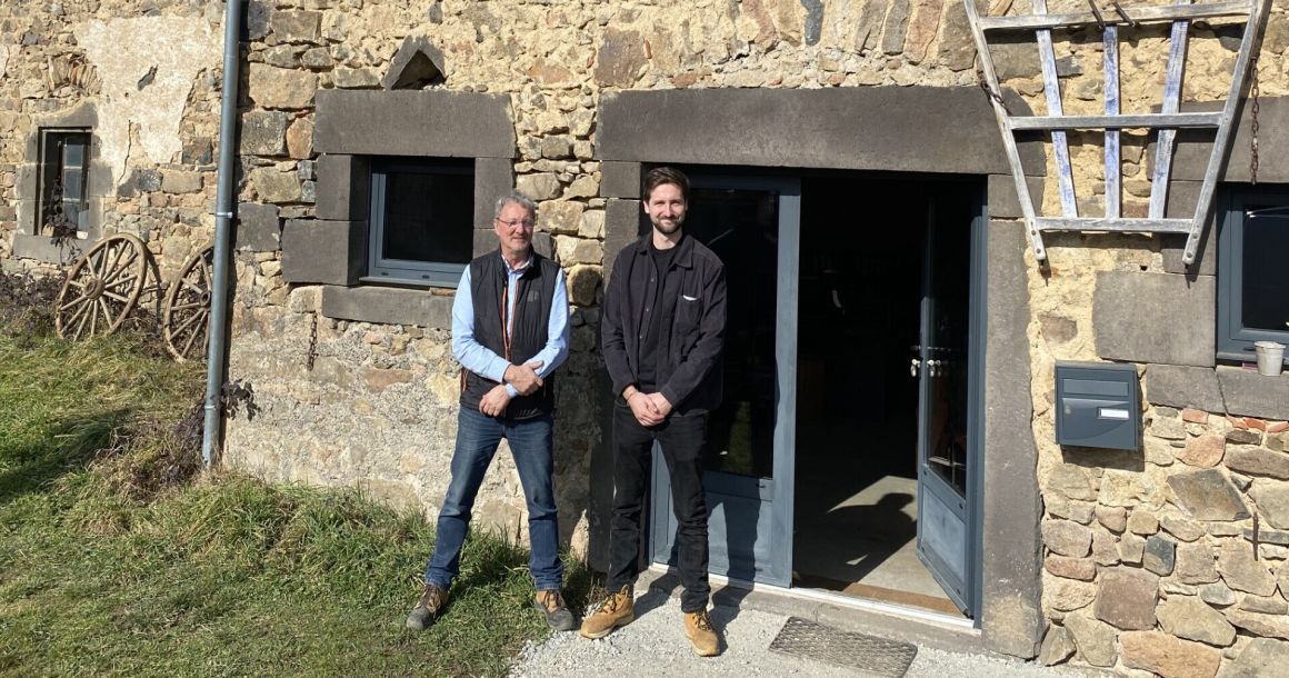 Cyr et Fantin Sallé, devant le siège de l'entreprise.