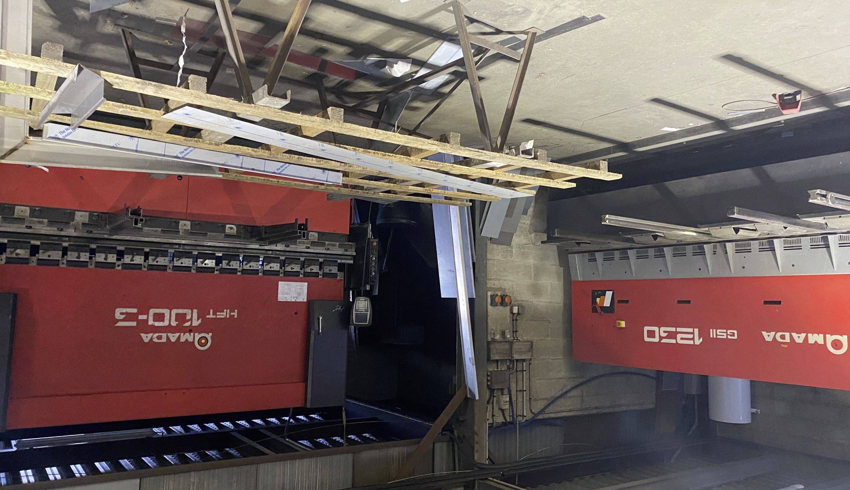 Le fabricant Amada n'est pas loin avec son service entretien, c'est un plus. 