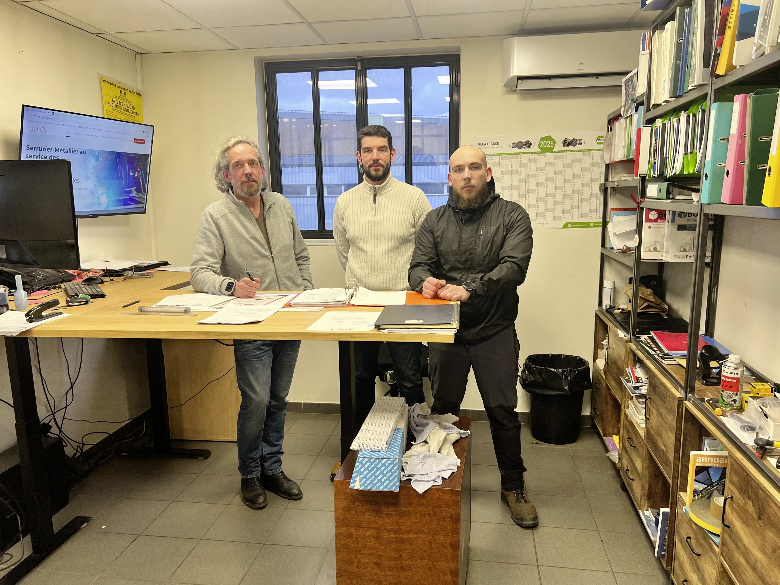 Jean-Marc Lespert avec ses deux fils Alexis (au centre) et Timothée. 