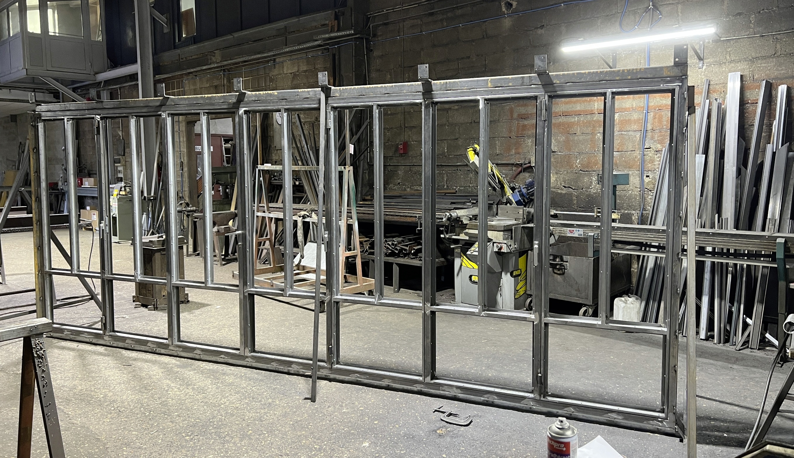 Une baie en profils acier en cours de fabrication. 