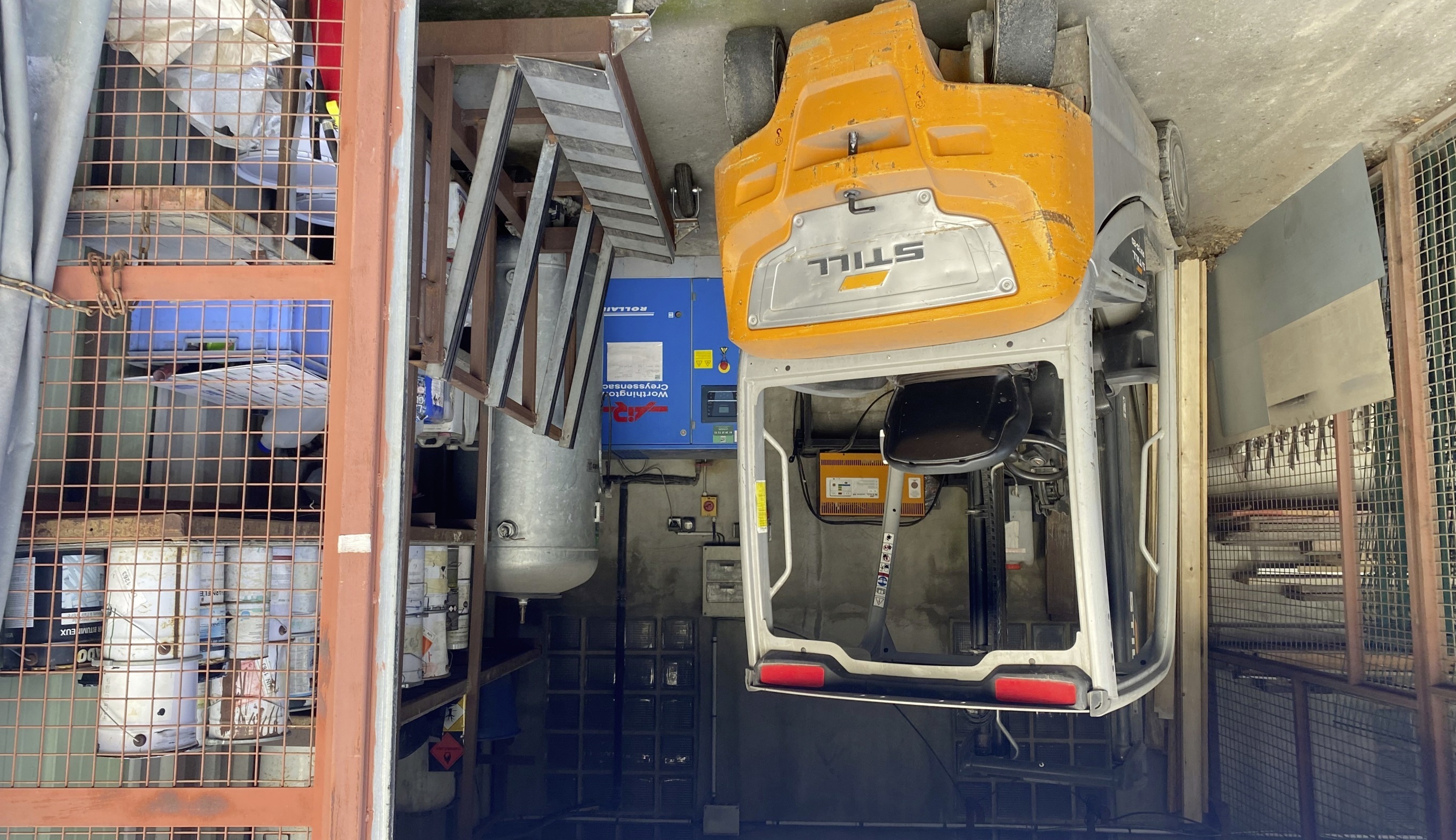 Dans la cour, le matériel et les véhicules sont sécurisés par des grilles coulissantes. 