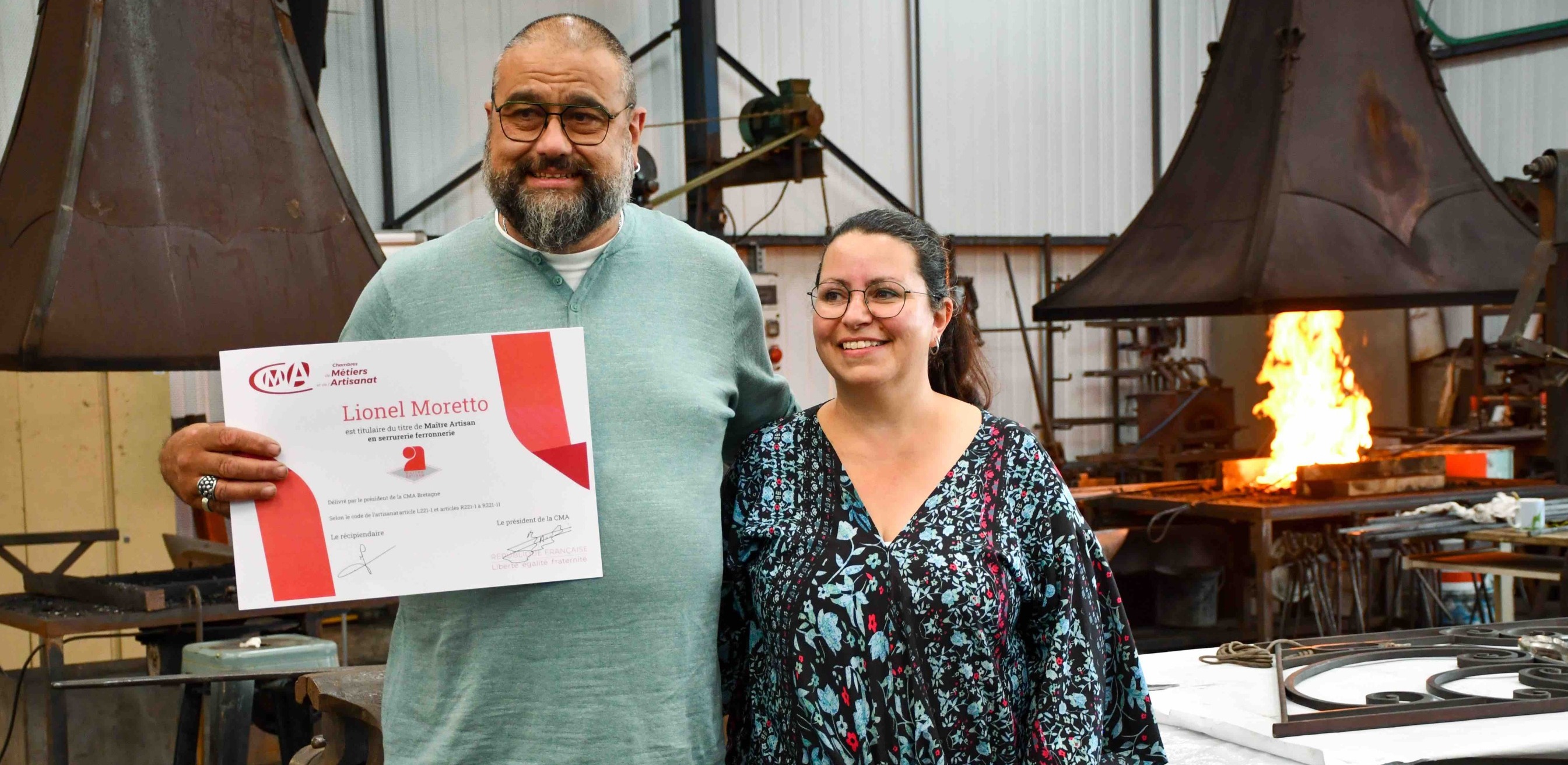 Lionel Moretto et son épouse Cécile dans son atelier de Plaine-Haute. 