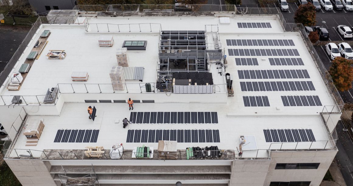 Les 700 m² de toiture-terrasse ont été rénovés avec un système d'étanchéité + photovoltaïque léger.